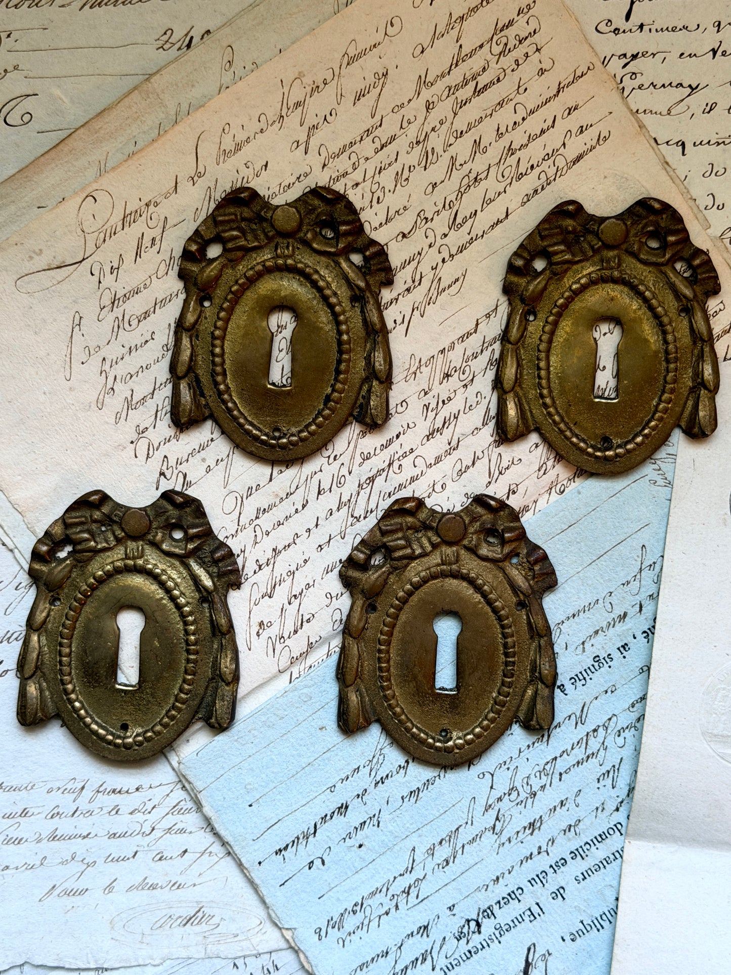 French Escutcheon: Bow