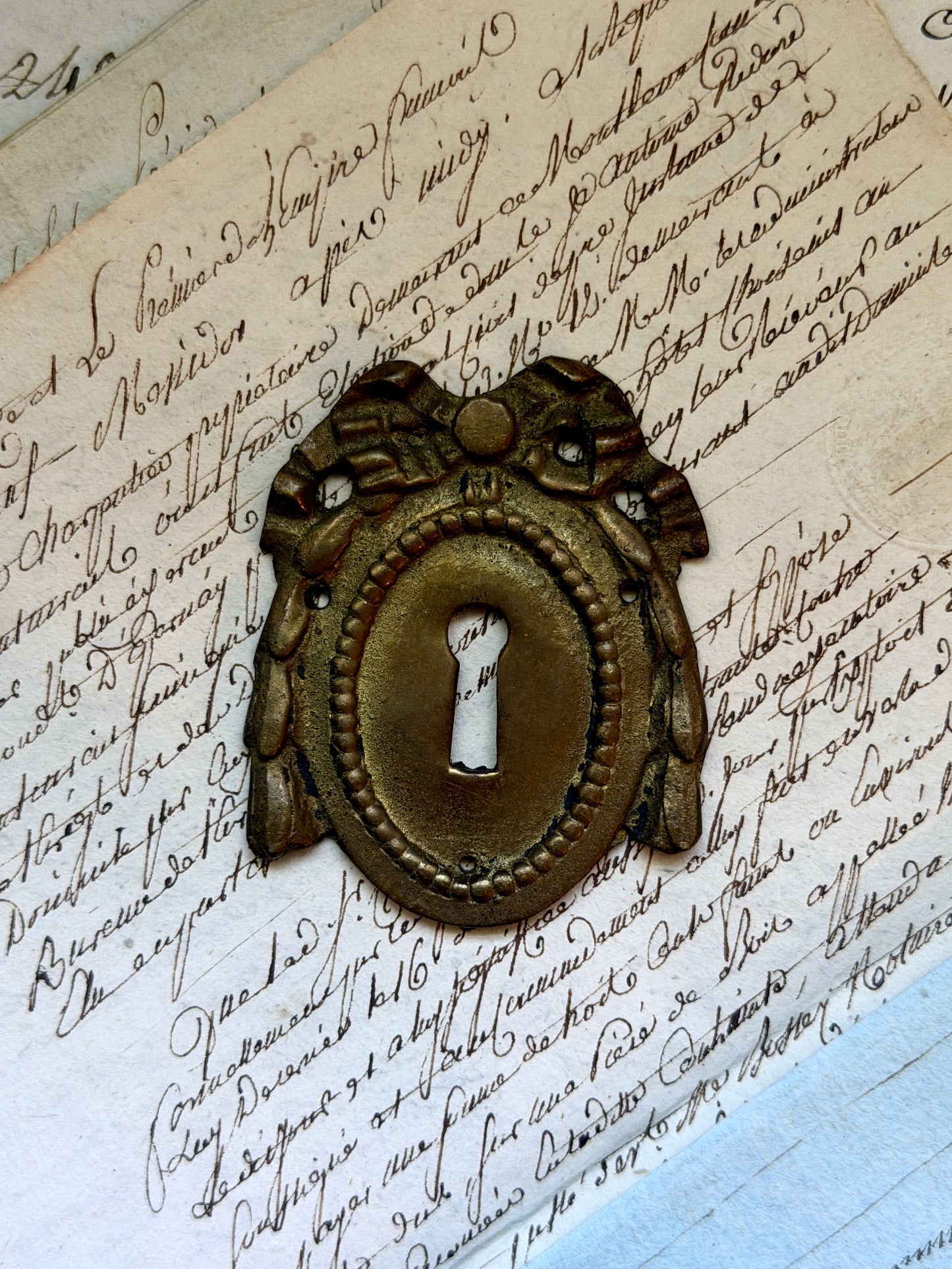 French Escutcheon: Bow