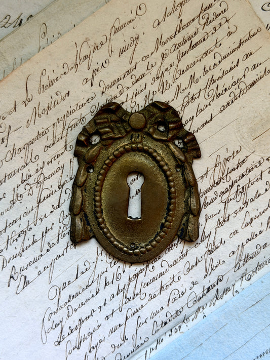 French Escutcheon: Bow