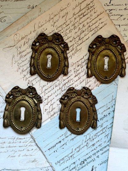 French Escutcheon: Bow
