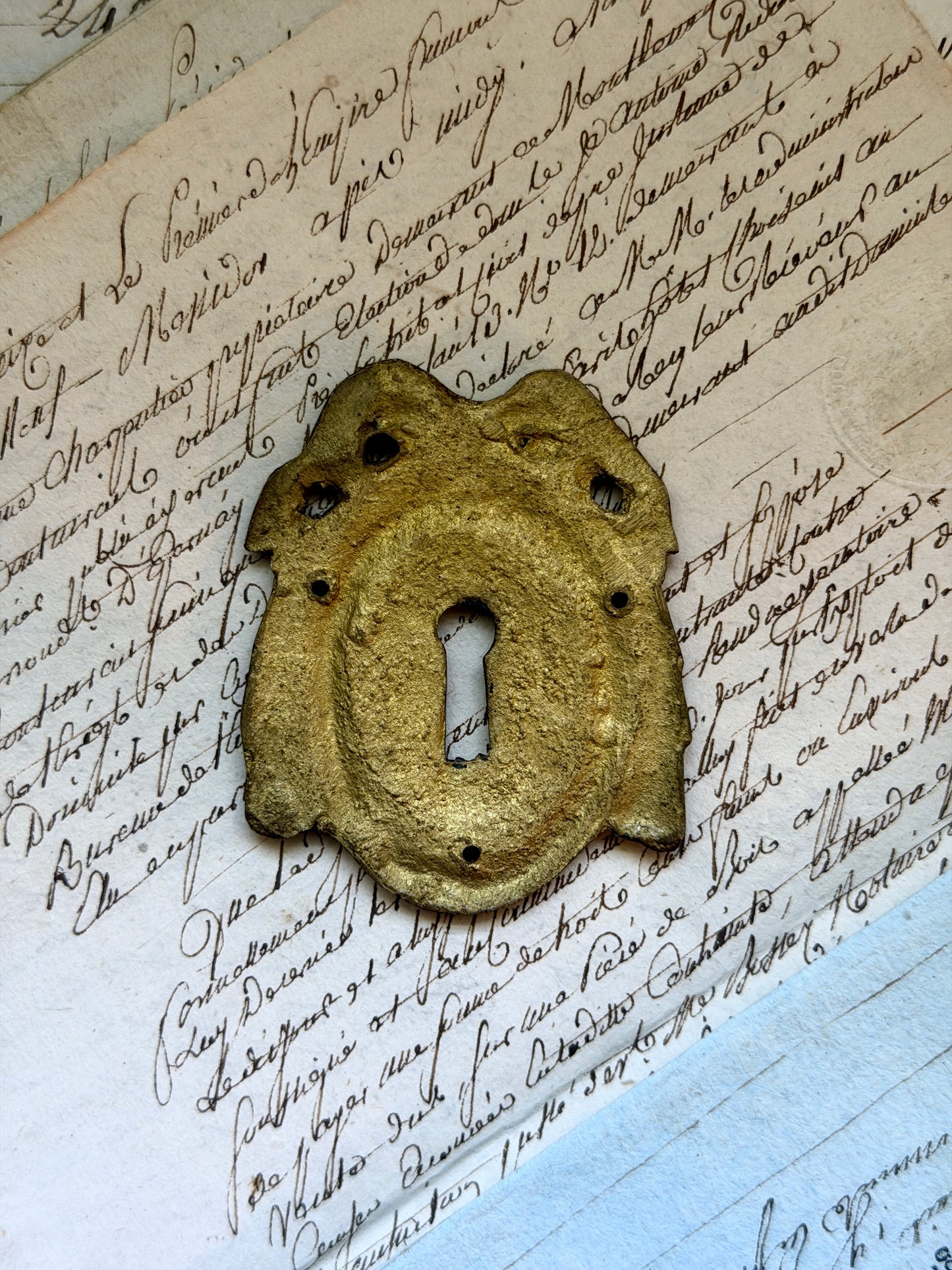 French Escutcheon: Bow